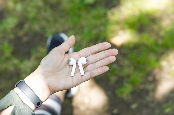 주변 소음을 차단하는 '노이즈 캔슬링' 이어폰이 청각장애를 일으킬 수 있다는 경고가 나왔다. 사진=게티이미지