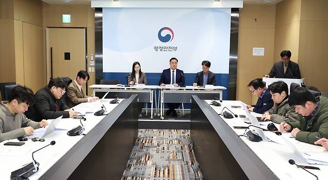 배일권 행정안전부 공공지능데이터국장(가운데)이 18일 오전 정부세종청사 중앙동 브리핑실에서 공공데이터 개방 정책 주요성과 및 주요정책을 출입기자 대상으로 정책설명회를 하고 있다. 행정안전부 제공