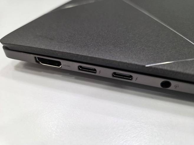 에이수스 젠북 S16 OLED 왼쪽 측면. 사진=구자윤 기자