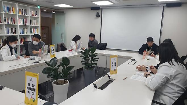 19일 서울 서초구 파이낸셜뉴스빌딩 7층에서 서초구보건소 대사증후군관리센터 직원들이 파이낸셜뉴스 직원들의 대사증후군 검사를 진행하고 있다. 서초구 보건소 제공