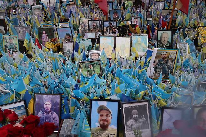 우크라이나 키이우의 마리단 광장 한 켠에 빼곡히 놓인 전사자들의 사진과 추모 깃발. 사진 장예지 특파원