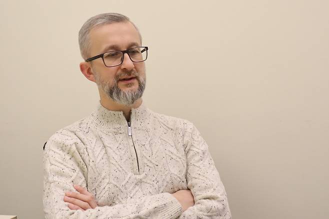 지난 2일 우크라이나 키이우에서 만난 크림반도 소수민족 ‘크림타타르’의 민족 의회 ‘메질리스’ 부의장인 나리만 젤랼. 그는 크림반도에서 2021년 8월 러시아 당국에 의해 체포돼 징역 17년형을 선고받은 뒤 지난해 6월 포로 교환으로 석방됐다. 장예지 특파원