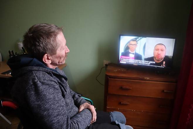 우크라이나 키이우에 있는 노인·장애인 요양시설에 있는 유리(52)가 지난 6일 우크라이나 전황과 관련된 뉴스를 시청하고 있다. 사진 장예지 특파원 penj@hani.co.kr