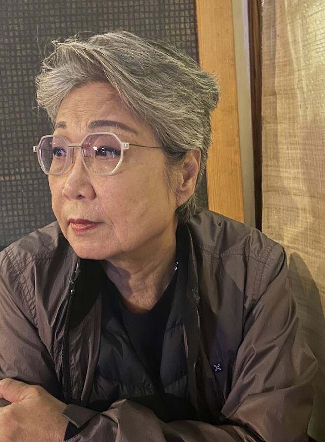 ‘75살에 화가 데뷔합니다’…거장 윤이상 딸 윤정씨 개인전