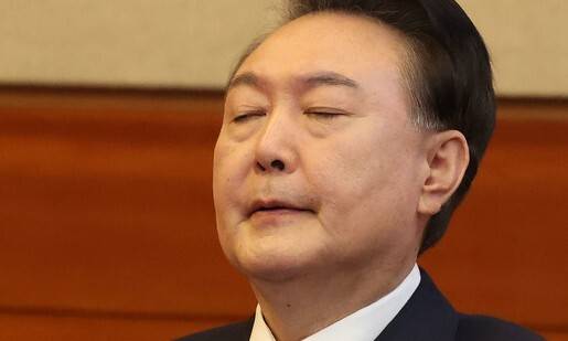 윤석열 대통령이 13일 서울 종로구 헌법재판소에서 열린 탄핵심판 8차 변론에 출석하고 있다. 사진공동취재단