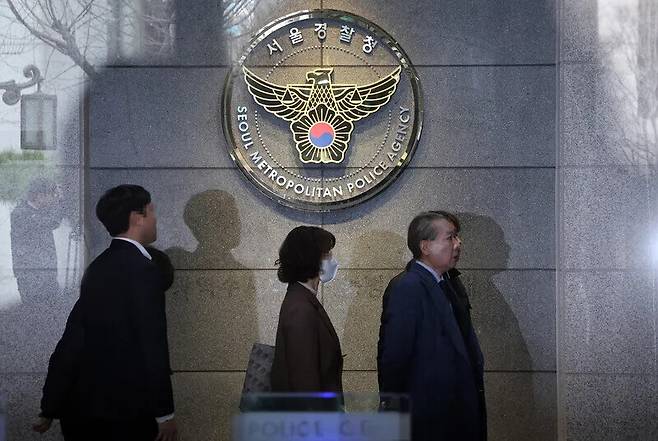 주수호 당시 대한의사협회 비대위 언론홍보위원장이 지난해 3월6일 오전 의료법 위반 등 혐의 관련 조사를 받기 위해 서울경찰청 공공범죄수사대로 들어서고 있다. 연합뉴스