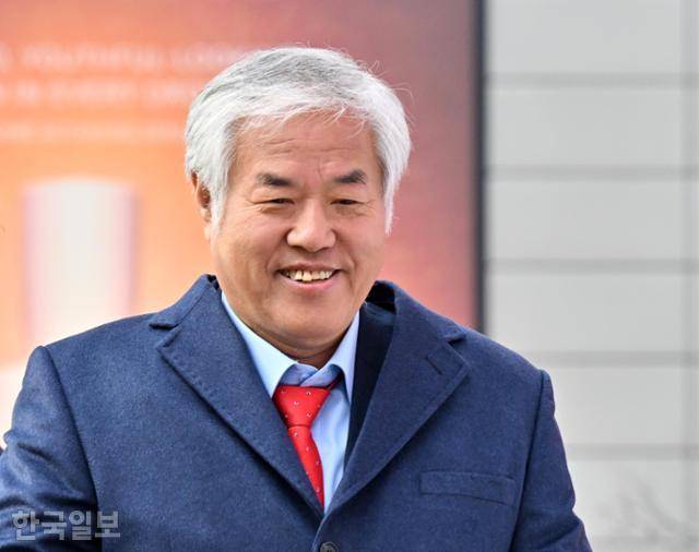 전광훈 사랑제일교회 목사가 15일 서울 종로구 광화문광장에서 열린 '윤석열 대통령 탄핵반대 국민대회'에서 무대에 오르고 있다. 홍인기 기자