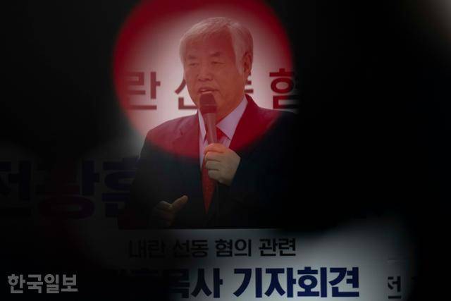 서부지법 폭동의 배후라는 의혹을 받는 전광훈 사랑제일교회 목사가 5일 서울 여의도 자유통일당 당사에서 기자회견을 열고 내란 선동 혐의를 전면 부인했다. 강예진 기자