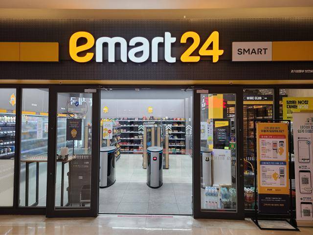 13일 서울 강남구에 위치한 이마트24 코엑스점 모습. 계산대가 없는 이 점포는 인증을 거쳐야 출입구가 열리고 물건을 들고 나오면 자동 결제된다. 박경담 기자