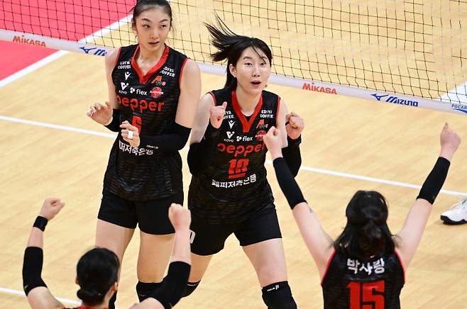 박정아가 블로킹 성공 뒤 득점 뒤 동료과 기쁨을 나누고 있다. 사진=한국배구연맹