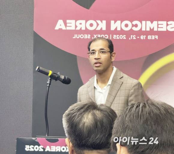 가우라브 굽타 가트너 연구원이 19일 서울 강남구 코엑스에서 열린 세미콘 2025에서 반도체 시장 트렌드를 소개하고 있다. [사진=박지은 기자]