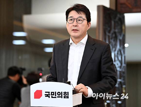 신동욱 국민의힘 원내수석대변인이 지난해 12월 6일 저녁 서울 여의도 국회에서 열린 의원총회 관련 브리핑을 하고 있다. [사진=곽영래 기자]