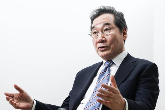 지난해 4·10 총선을 앞두고 민주당의 ‘비명횡사’ 공천에 반발해 탈당한 인사들이 창당한 비명계 유일 정당 ‘새미래민주당’의 상임고문을 맡고 있는 이낙연 전 총리는 “계엄은 전적으로 윤석열 대통령의 잘못이고 책임이지만, 민주당의 집요한 압박이 대통령의 비정상적 심리를 악화시켰을 수도 있다”고 지적했다. 김경록 기자