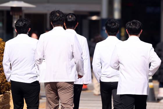 서울시내 한 대학병원에서 의료진이 이동하는 모습. 뉴스1