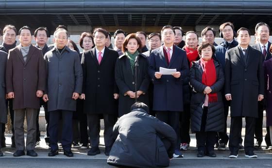 국민의힘 의원들이 17일 서울 종로구 헌법재판소 앞에서 윤석열 대통령 최소한 방어권 보장 촉구 및 불공정성 규탄과 관련해 헌법재판소 사무처장을 면담하기에 앞서 기자회견을 하고 있다. 뉴스1