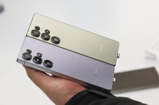 삼성 강남 매장에 전시된 갤럭시S25 시리즈. 사진=임형택 기자