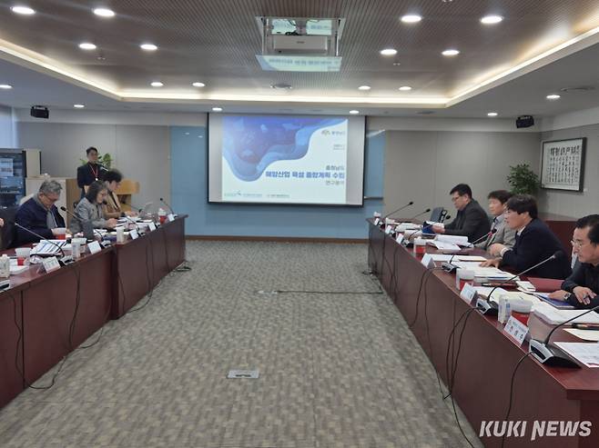 충남도는 19일 도청 소회의실에서 전상욱 도 해양수산국장과 담당 과장, 전문가, 용역기관 등 10여 명이 참석한 가운데, ‘2025-2035 충남도 해양산업 육성 종합계획수립 용역’최종보고회를 개최했다. &nbsp;