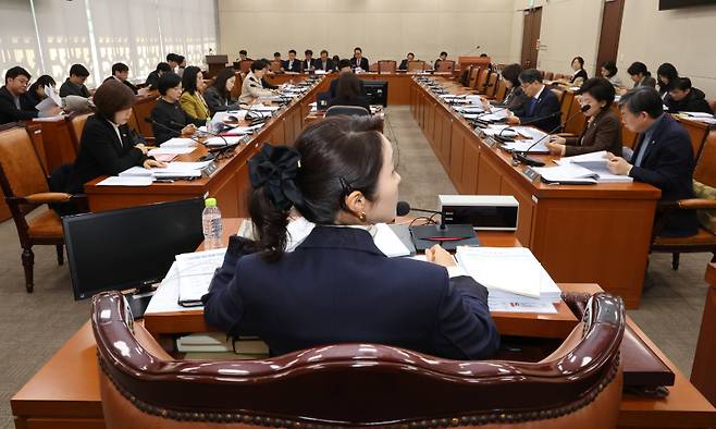 19일 국회에서 보건의료인력지원법 일부개정법률안 등을 심의하는 보건복지위원회의 법안심사제1소위원회가 더불어민주당 소속 강선우 소위원장 주재로 열리고 있다. 연합뉴스