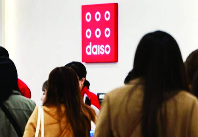 서울 소재 한 다이소 매장에 고객들이 계산을 위해 줄을 서 있다. 뉴시스