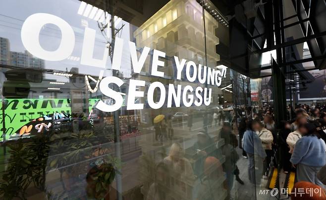 [서울=뉴시스] 홍효식 기자 = 21일 서울 성동구 CJ올리브영 혁신매장인 '올리브영N 성수'가 오픈을 하루 앞둔 모습.  올리브영N 성수는 차별화된 고객 경험과 새로운 상품 큐레이션을 제안하는 매장으로 기획됐다. 2024.11.21. yesphoto@newsis.com /사진=홍효식