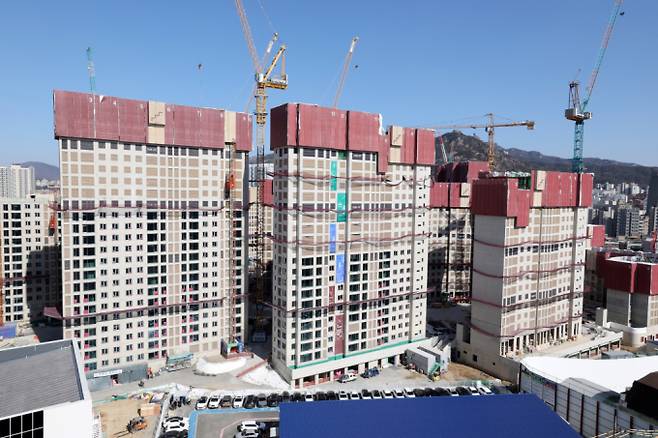 건설경기 침체 상황에도 수익성이 개선된 중견사들이 눈에 띄었다. 사진은 서울시내 한 아파트 공사현장 모습. /사진=뉴스1