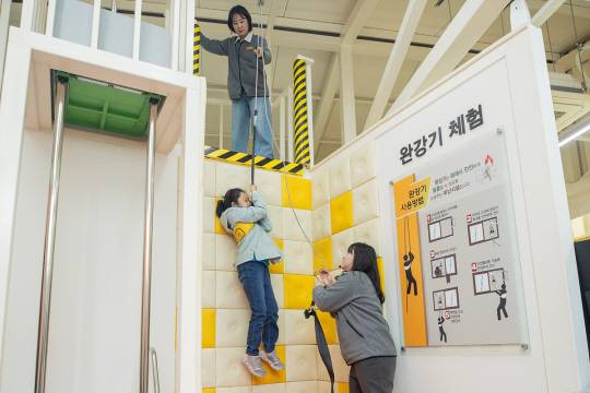 어린이가 양천생활안전체험교육관에서 완강기 체험교육을 받고 있다. 양천구청 제공