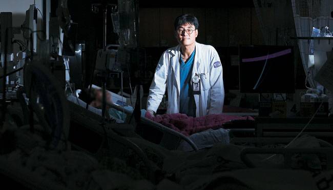 조항주 경기북부권역센터장(대한외상학회 이사장)이 지난 10일 경기 의정부시 금오동 의정부성모병원 경기북부권역외상센터 내 ‘외상중환자실’에서 카메라를 응시하고 있다.  백동현 기자