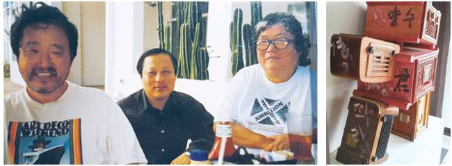 백남준(왼쪽)과 부인 구보타 시게코(오른쪽)가 1990년대 말 미국에서 가깝게 지냈던 갤러리스트 김양수 씨와 함께 포즈를 취했다. 옆 사진은 백남준이 김 씨를 모델로 해서 만든 로봇 작품.  두손갤러리 제공