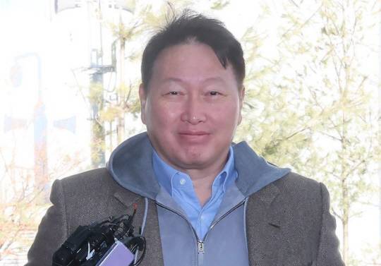 최태원 대한상공회의소 회장(SK그룹 회장)이 19일 서울 강서구 서울김포비즈니스항공센터를 통해 미국 워싱턴 D.C로 출국하고 있다. 연합뉴스