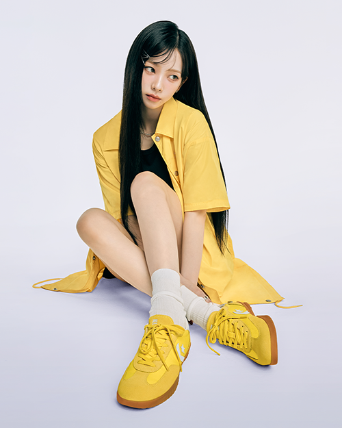 걸그룹 ‘에스파’ 멤버 카리나가 컨버스 모델로 신발을 착장한 광고 컷   [컨버스 제공]