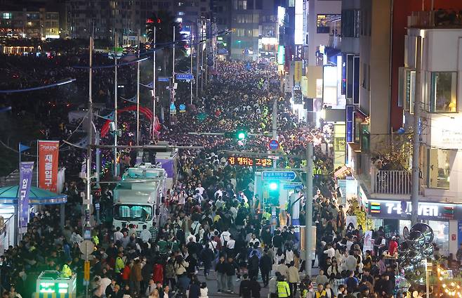 작년 부산불꽃축제를 관람하려는 시민들로 부산 수영구 광안리해수욕장 일대가 붐비고 있다. [연합]