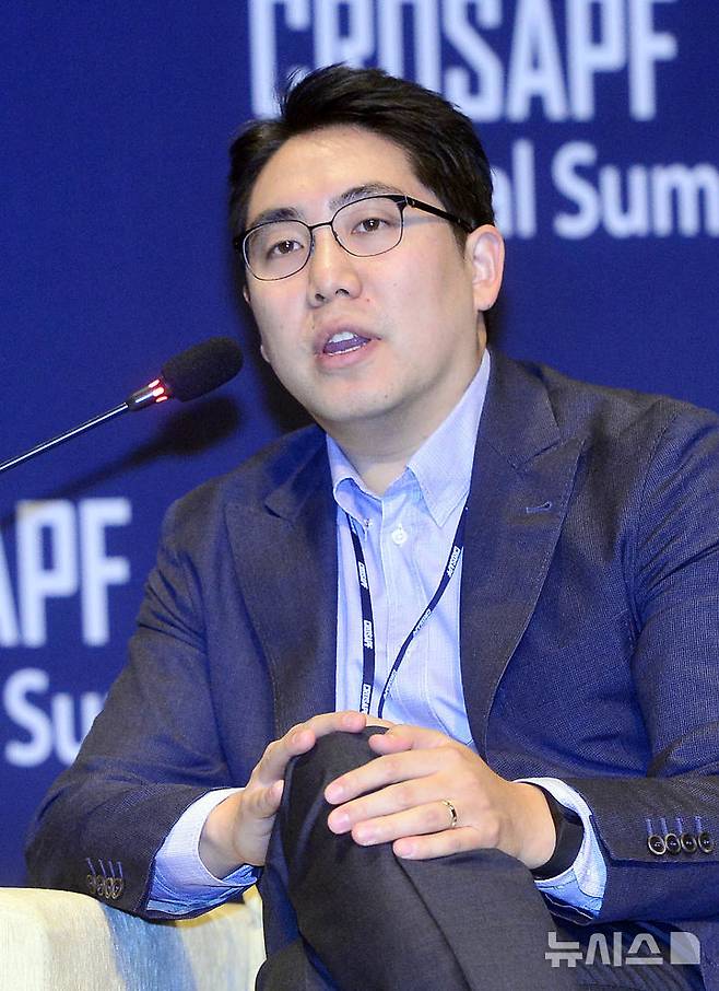 [서울=뉴시스]최동준 기자 = 2015년 11월3일 서울 광장동 쉐라톤 워커힐 호텔에서 한국투자공사가 개최한 '공공펀드 공동투자협의체' 연차 총회에서 구본웅 포메이션8 공동설립자가 '신창조경제투자' 주제를 놓고 발언하고 있다. 2015.11.03. photocdj@newsis.com