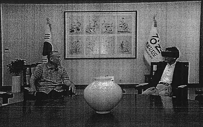 ▲명태균 씨(왼쪽)가 강원도청을 방문해 김진태 강원도지사와 찍은 사진.(2023년도 촬영 추정)