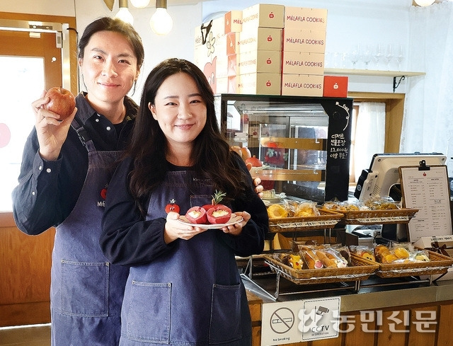빨간 사과 모양 빵을 들고 웃고 있는 김지현 밀라플라 대표(오른쪽)와 남편 배현욱씨.