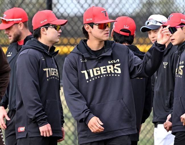 [OSEN=어바인(미국), 이대선 기자] 12일(한국시간) 미국 캘리포니아주 어바인 그레이트파크 베이스볼 컴플렉스에서 KIA 타이거즈의 1차 스프링캠프가 진행됐다.KIA 선수단은 오는 18일 미국에서 출발해 19일 인천으로 입국한 뒤 20일에 일본 오키나와로 건너가 21일부터 3월 4일까지 킨 구장에서 본격적인 실전을 치른다.KIA 윤도현과 김도영이 스트레칭을 하고 있다. 2025.02.12 / sunday@osen.co.kr