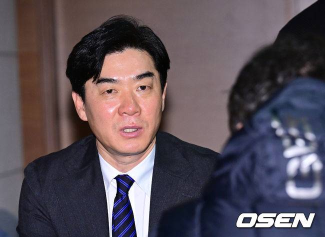 [OSEN=김성락 기자] 19일 오후 서울 마포구 상암 누리꿈스퀘어에서  2025 K리그2 개막 미디어데이 행사가 열렸다. 행사에는 올 시즌 K리그2에 참가하는 14개 팀 감독과 대표 선수가 참석, 1부 승격을 향한 각오를 밝힌다. 인천 윤정환 감독이 취재진과 인터뷰를 진행하고 있다. 2025.02.19 / ksl0919@osen.co.kr