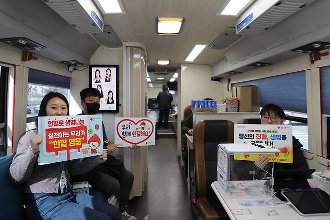 19일 에코프로 포항캠퍼스에서 진행된 2025년 1분기 사랑의 헌혈캠페인에 참여한 임직원들이 헌혈홍보 문구가 적힌 피켓을 들고 기념촬영을 하고 있다. 에코프로 제공