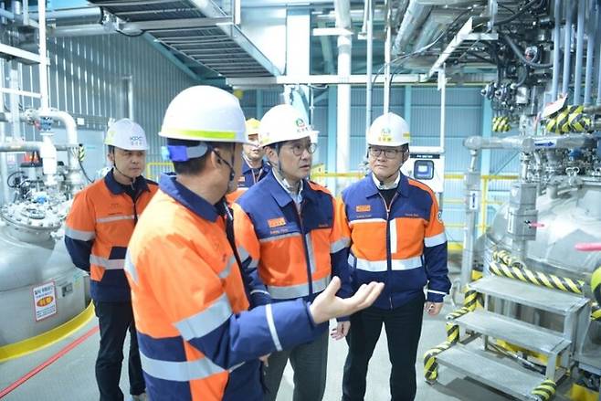 최윤범 고려아연 회장(오른쪽 두번째)이 지난달 31일 울산 온산제련소를 방문해 공장 내부를 둘러보고 있다. 고려아연 제공