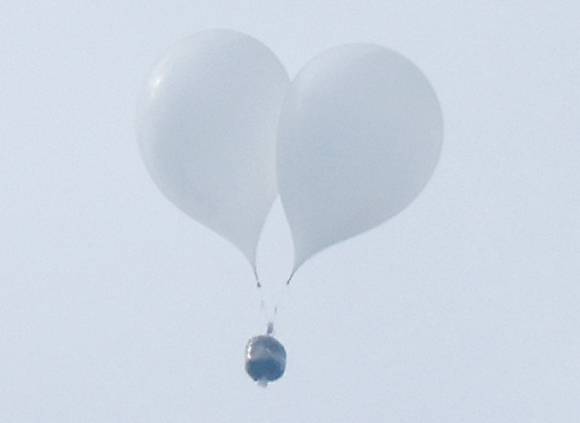 북한이 띄워 보낸 대남 쓰레기 풍선이 7일 오전 서울 상공을 날고 있다. 북한은 지난 4일 이후 사흘 만에 풍선을 띄웠다. 북한은 올해 들어 이번까지 25차례에 걸쳐 남쪽으로 풍선을 날려 보냈다. 2024.10.7 연합뉴스