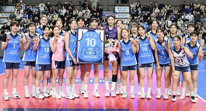 흥국생명 김연경(가운데)이 지난 16일 경기 화성종합체육관에서 열린 2024-2025 V리그 IBK기업은행과 경기에서 상대팀 선수들로부터 기념품을 전달받고 촬영을 하고 있다. KOVO 제공