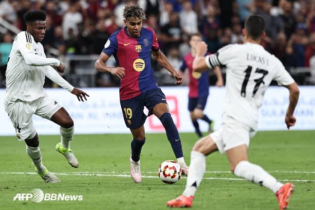 지난 1월 사우디에서 열린 슈퍼컵 레알 마드리드 상대로 슈팅을 시도하고 있는 라말(가운데). /AFPBBNews=뉴스1