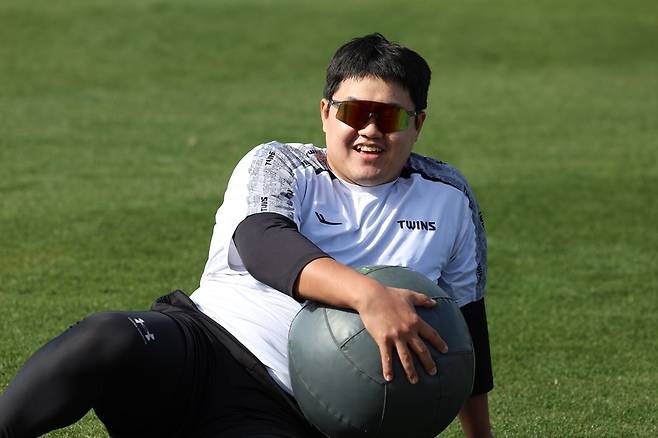 LG 투수 장현식은 지난 16일(현지시간) 저녁 보행 중 미끄러운 길 탓에 오른발을 헛디뎠다. 오른쪽 발목 염좌가 발생해 한국행 비행기에 탑승. 병원 정밀검사를 진행할 예정이다. LG 트윈스