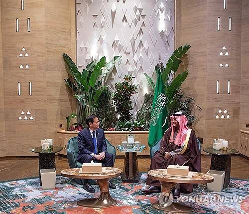 루비오 미국 국무부 장관과 무함마드 빈살만 사우디아라비아 왕세자 (리야드 UPI=연합뉴스) 2025년 2월 18일 사우디아라비아 수도 리야드에서 만나 대화하는 마코 루비오(왼쪽) 미국 국무부 장관과 무함마드 빈살만 알사우드 사우디아라비아 왕세자. UPI를 통해 배포된 사우디아라비아 외무부 제공 사진. (Photo by Saudi Arabia Foreign Ministry/ UPI) 2025.2.19.