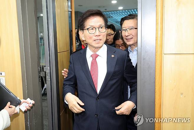 노동개혁 대토론회 참석하는 김문수 고용노동부 장관 (서울=연합뉴스) 박동주 기자 = 19일 서울 여의도 국회 의원회관에서 열린 '2030·장년 모두 Win-Win하는 노동개혁 대토론회'에 김문수 고용노동부 장관이 참석하고 있다. 2025.2.19 pdj6635@yna.co.kr