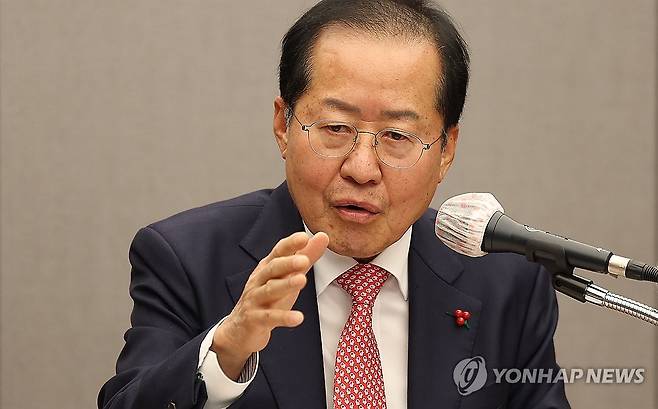질문에 답변하는 홍준표 시장 (대구=연합뉴스) 윤관식 기자 = 홍준표 대구시장이 26일 오후 대구 북구 대구시청 산격청사에서 열린 송년 기자간담회에서 질문에 답변하고 있다. 2024.12.26 psik@yna.co.kr