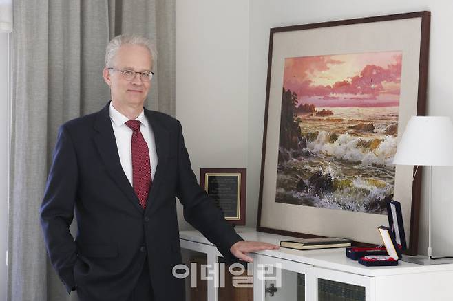 칼-울르프 안데르손 주한스웨덴대사가 4일 서울 성북구 대사관저에서 이데일리와의 인터뷰에 응하고 있다. 옆에 그림은 그가 주북한 대사 시절 평양에 있던 동료 외교관으로부터 선물받았다는 북한 풍경 그림. (사진=이데일리 이영훈 기자)