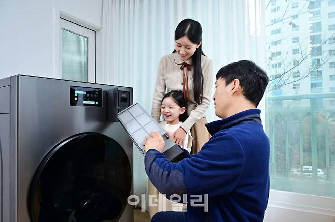 삼성전자 전문 엔지니어가 ‘삼성 AI 구독 클럽’ 고객을 위한 방문케어 서비스를 진행하고 있다. (사진=삼성전자)