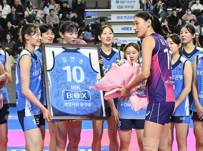 16일 경기 화성종합체육관에서 열린 도드람 2024-2025 V리그 IBK기업은행과 흥국생명의 경기에서 흥국생명 김연경이 IBK 선수들로부터 기념품을 전달받고 있다.(사진=한국배구연맹 제공)