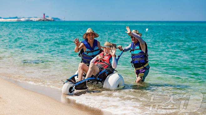 수상 휠체어 체험(강릉관광개발공사 제공)
