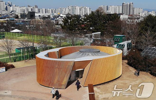 대구 수성구 수성못 상화동산 공중화장실이 최근 리모델링 공사를 마치고 개방됐다. 스페인 건축가의 설계를 바탕으로 예술적 요소를 강조한 이 화장실 리모델링 공사에 수성구가 예산 9억 원을 투입한 사실이 알려지며 논란이 일고 있다. 20일 수성못을 찾은 시민들이 화장실을 이용하고 있다. 2025.2.20/뉴스1 ⓒ News1 공정식 기자